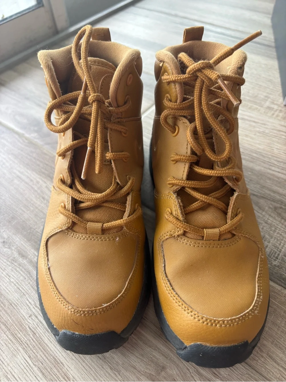 Nike Kids' Wheat Tan Hiker Boots 2.5Y in excellent condition